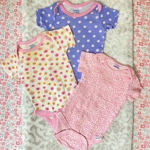 🛍 4 for $20 - 3 Gerber 0-3m onesies